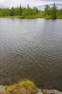 流淌着美丽的河流湖 在挪威赫姆塞达尔的海姆西拉湖岩石河水晴天农村冰川蓝色旅行瀑布石头融水背景图片