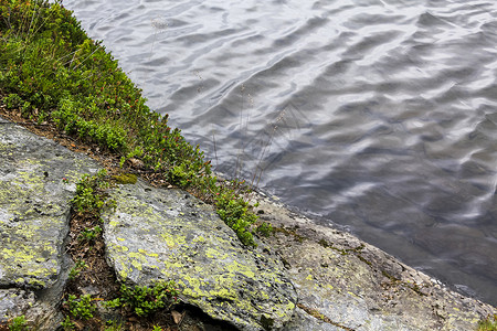 流淌着美丽的河流湖 在挪威赫姆塞达尔的海姆西拉湖摄影蓝色艺人风景河水农村岩石漂浮石头旅行背景图片