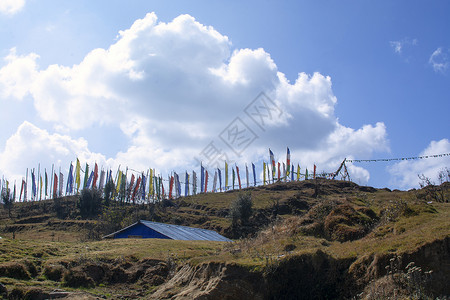 山上的旗子对着蓝天背景图片