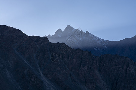 山峰高峰在傍晚背景图片