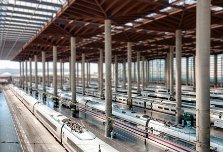 马德里火车站水平的游客高清图片