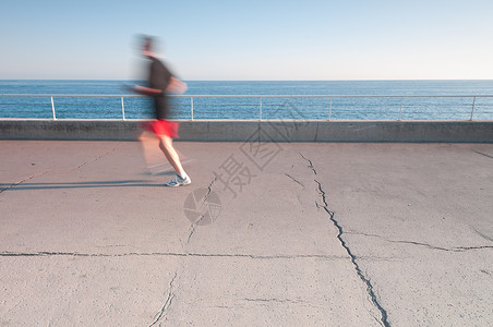 海边跑步赛跑者海滨高清图片