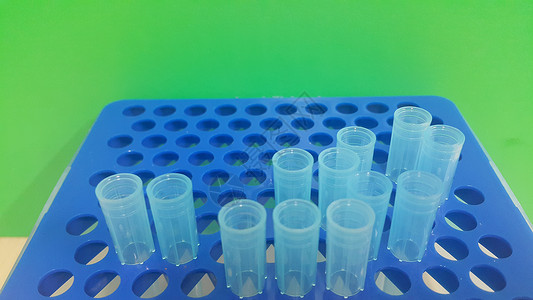 在带有空洞的微滴盒中 特写蓝色微升小提示的视图背景测序研究员实验室绿色吸管微管生物生物学实验背景图片