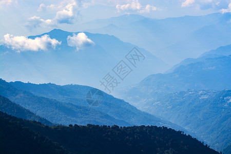 以蓝调的山带云 在印度旅行背景图片