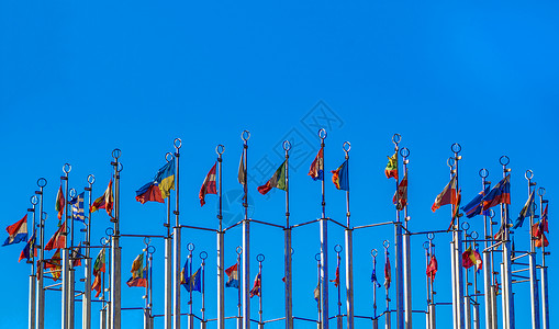 国家机构改革旗帜对着蓝天国家建筑地标天空世界蓝色联盟办公室议会建筑学背景