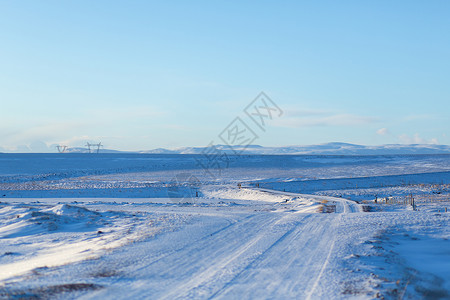 不走寻常路冰岛的冬季景色令人惊叹 从路边看 大自然不寻常的美丽场地场景蓝色季节日落街道风景沥青农村爬坡背景