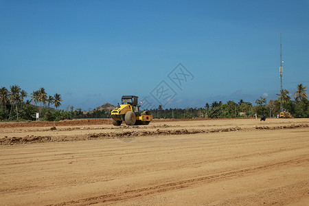 工作机器和重型设备调整赛道的地形 该地区和赛道的建设 西努沙登加拉 龙目岛 印度尼西亚 建造摩托车赛道团队大奖赛街道发动机锦标赛背景图片