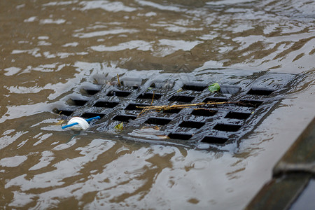 肮脏的雨水排入道路暴雨高清图片