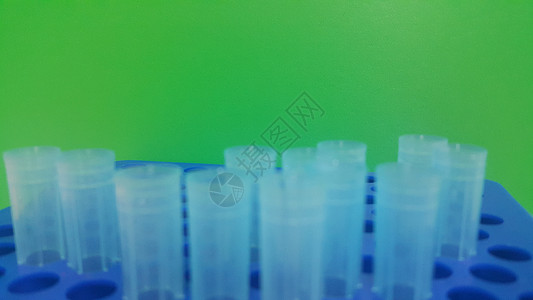 在带有空洞的微滴盒中 特写蓝色微升小提示的视图营养素液体仪器架子生物学微管多管生物增殖实验室背景图片