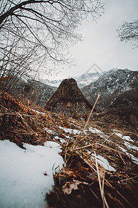 冬天在雪山中央的小屋里 在有乡村风景和避风港的阿斯图里亚斯窗户平房风暴归档古董庇护所溪流山脉山峰大理石背景图片