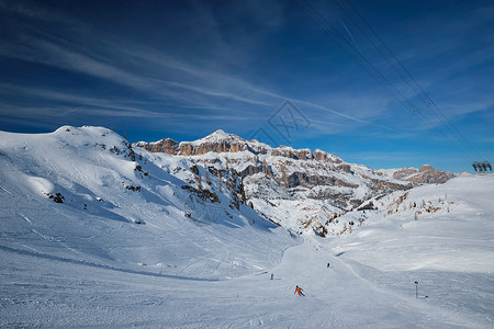 意大利多洛米特滑雪度假胜地滑雪者土地娱乐陆运风景高山季节运动缆车踪迹背景图片