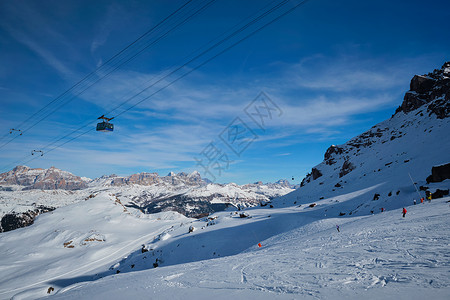 意大利多洛米特滑雪度假胜地运动风景山脉缆车高山踪迹土地滑雪者陆运娱乐背景图片