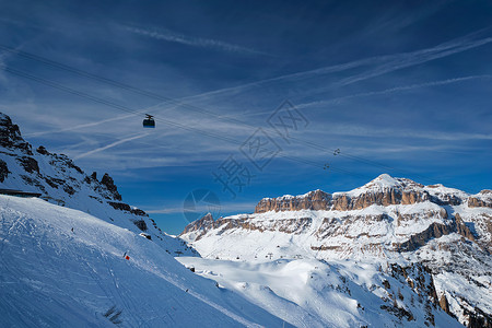 意大利多洛米特滑雪度假胜地土地陆运娱乐山脉高山风景踪迹季节运动滑雪者背景图片