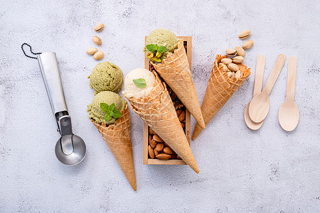 甜筒冰糕Pistchio和Vanila 冰淇淋在甜筒中 配有混合坚果甜点美食营养晶圆胡桃圣代酸奶榛子核桃牛奶背景