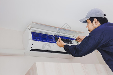穿蓝制服的空调修理员检查修理工工人冷却男性灰尘安装房子技术员状况服务高清图片素材