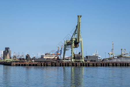 门式起重机鹿特丹港Maasvlakte的煤炭码头wih大型工业起重机 用于在鹿特丹港马斯弗拉克特处理煤炭运输联运船运后勤手术港口气势门户网背景