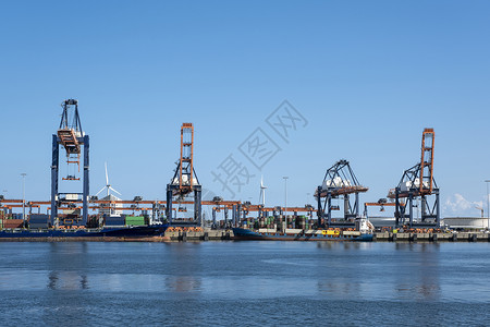 门式起重机鹿特丹港Maasvlakte的煤炭码头wih大型工业起重机 用于在鹿特丹港马斯弗拉克特处理煤炭运输贸易气势手术联运货物码头出口加背景