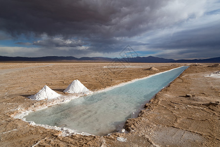 阿根廷大萨利纳斯水池盐水裂缝沙漠地标旅游矿物反射拉丁治疗游客高清图片素材