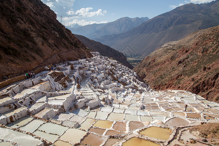 秘鲁马拉斯盐矿旅游场地水池文化农业旅行平底锅风景游客生产背景图片