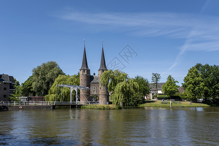 荷兰代尔夫特在荷兰德尔夫特老城的Oostpoort 或 Eastgate建筑物运河旅行历史历史性城市教会地标建筑学教堂背景