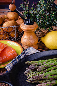 木制桌上用于健康食品的一套新鲜产品乡村蔬菜沙拉收成叶子草本植物食物园艺桌子营养根高清图片素材