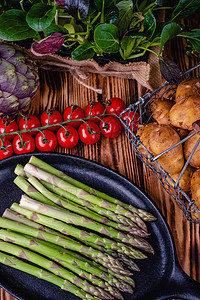 木制桌上一套健康食品的新鲜产品饮食食物叶子西红柿园艺乡村收成桌子季节沙拉蒜高清图片素材