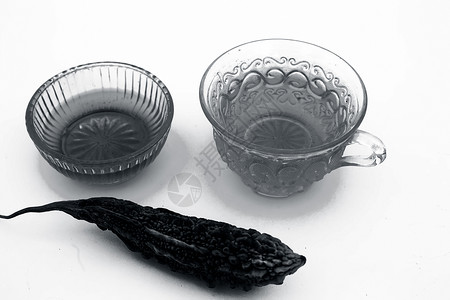 白色分离的流行排毒凉茶 即与蜂蜜及其成分分离的苦瓜或苦黄瓜茶饮料饮食苦瓜子杯子损失葫芦黄瓜玻璃重量香脂背景图片