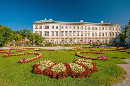 奥地利萨尔茨堡米拉贝尔花园历史性蓝天花园绿色公园背景图片