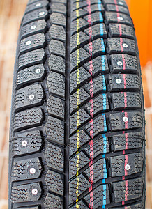 新加披新的黑色冬季汽车轮胎加钉子质量运输服务速度车库季节金属安全店铺螺柱背景