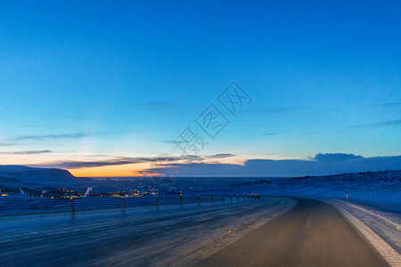 不走寻常路冰岛的冬季景色令人惊叹 从路边看 大自然不寻常的美丽旅行蓝色地平线旅游天气沥青风景路线冒险场地背景