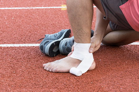 夹脚鞋手术后 在脚踝受伤时使用压缩绷带减值锻炼保健预防管夹男人治疗肿胀运动扭伤背景