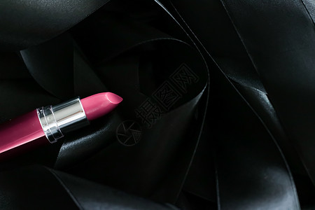 黑色丝绸背景的粉红口红 奢华化妆和美容粉色魅力皮革女士化妆品静物光泽度背景图片