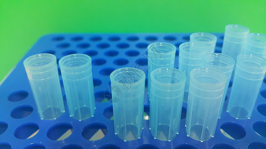 在带有空洞的微滴盒中 特写蓝色微升小提示的视图多管吸管实验室实验测序补充生命科学增殖生物文化背景图片