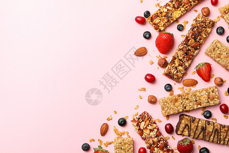 英迪格酒吧粉红色背景 顶视图的塔状颗粒条粮食营养坚果玉米活力薄片饮食谷物食物水果背景