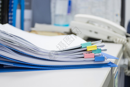 文档文件夹和堆叠的商务报告文档文件文件 作为办公室合同规格标准工作记录桌子贮存笔记商业背景图片