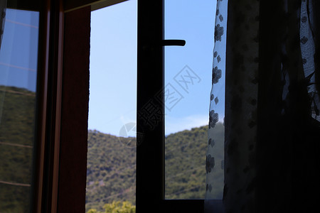 绿色青山云杉太阳乡村玻璃季节窗户长方形房子窗扇生活背景图片