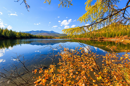 秋天性质蓝色的顶峰高清图片