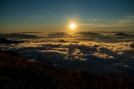 日出与雾海在普吉爱山上环境爬坡旅行阳光薄雾天空晴天背景图片