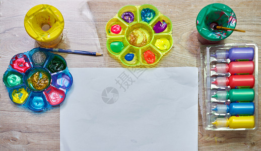 装有纸 彩色调色盘 笔刷和水瓶子工具创造力画笔艺术家孩子们作坊艺术画家绘画蓝色背景图片