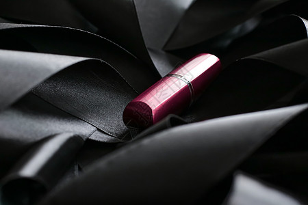 黑色丝绸背景的粉红口红 奢华化妆和美容皮革女士粉色光泽度化妆品静物魅力背景图片