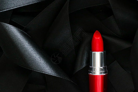 黑色丝绸背景的红口红 奢华化妆和美容光泽度静物女士化妆品魅力红色皮革背景图片