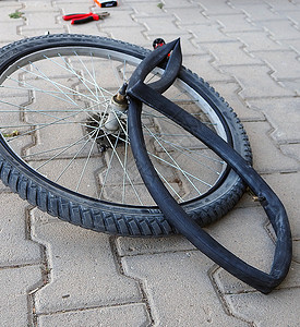 修理自行车轮胎 修理漏气的轮胎刺破运动白色橡皮行车爆胎空气车轮工具管子背景图片