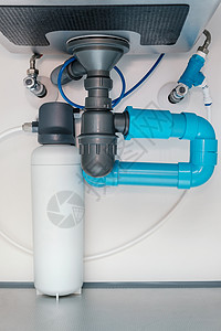 U型管在水池管道和排水系统之下安装过滤u型管洗碗机服务净化器技术管子检查内阁背景