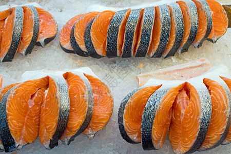 冰上新鲜鲑鱼市场营养牛扒食物鱼片荒野饮食美食钓鱼海鲜吃高清图片素材