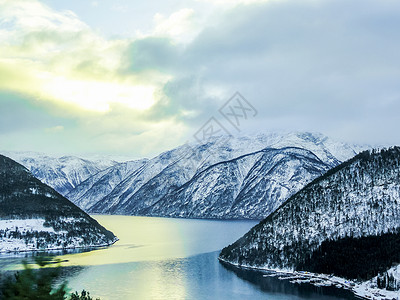 挪威语挪威韦斯特兰Sognefjord的冬季风景和早晨时间海岸峡湾天空日落山脉环境冷冻蓝色颂歌全景背景