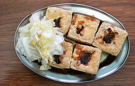 深油炸臭豆腐加菜菜菜卷心菜蔬菜旅行食物美食游客市场豆腐辣椒口感小吃背景图片