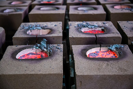 钢铸造后填充的沙模冷却过程 在工艺过程中破裂作坊金属工厂铸件静物模具技术制造业投掷钢厂铸造厂高清图片素材