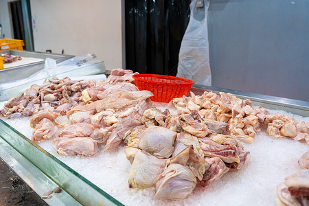 家禽市场杂货店的肉食部 新鲜肉和鸡肉食物产品柜台机器市场平衡顾客胸部家禽商业背景