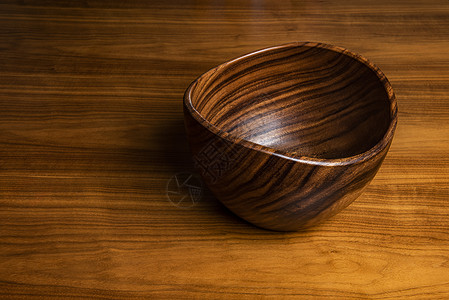 餐桌上的木碗碗核桃盘子静物年轮材料棕色木头背景图片