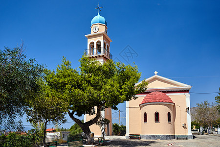 哈法利塔Kefalonia岛带有贝利的东正教教堂钟楼建筑学天空石头建筑宗教针叶树背景